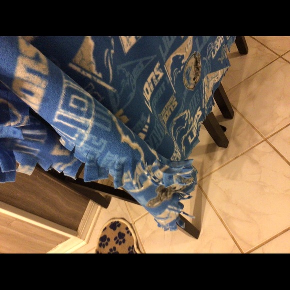 Detroit Lions decorative fringed throw￼ - Picture 3 of 5
